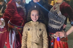 Con gente del pueblo